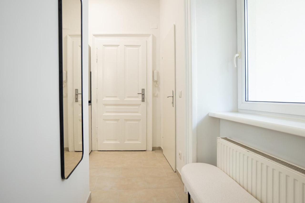 Bright & Airy Apartment With Balcony Near City Center *
