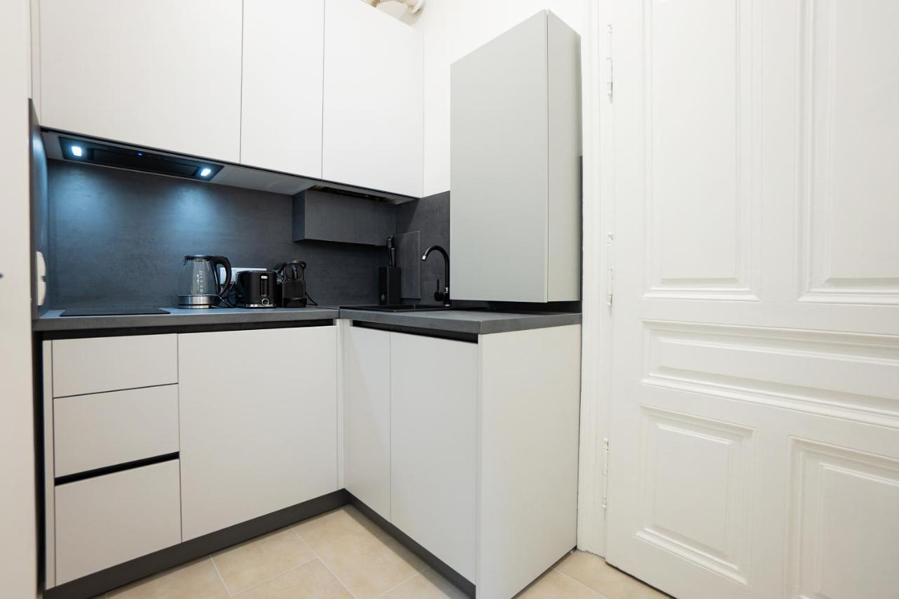 Bright & Airy Apartment With Balcony Near City Center Apartament